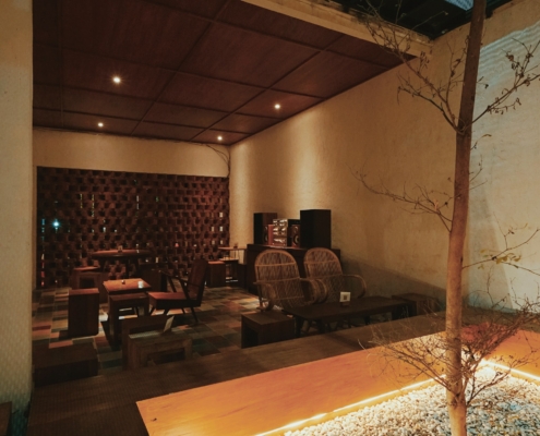 Beleuchteter Steingarten mit Gartenmöbeln